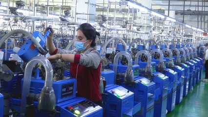 墨玉縣這個(gè)鄉(xiāng)鎮(zhèn)企業(yè)每天生產(chǎn)18萬雙襪子 帶領(lǐng)200余人就業(yè)