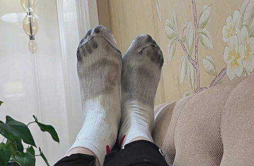 明星也踩雷！關曉彤曬掉色鞋子染黑襪子，瑕疵品無處不在